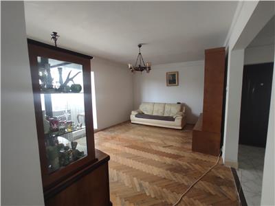 Apartament cu 3 camere, decomandat, in Pacurari,